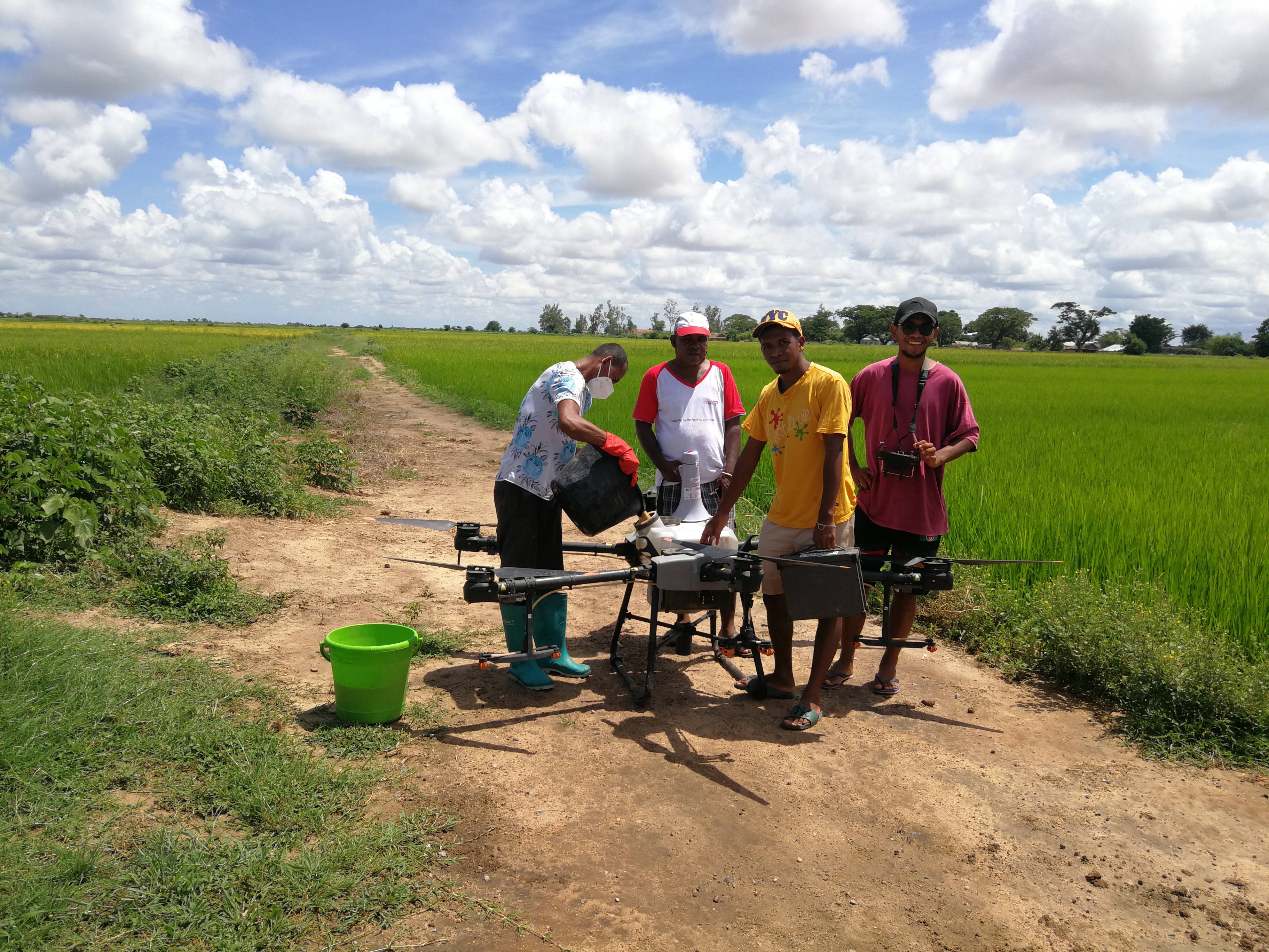 Edmond accompanied the drone pilots Fenohasina and Manjaka in his area to support the spraying.